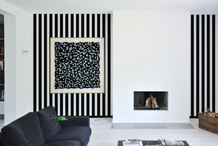 ROOMMATES, Düsseldorf, Katharina Hagemann, Grafik Designer, Nicola Warnholtz, Interior Designer, digitale Bildbearbeitung, digitale Ansichten, Farbberatung, farbliche Raumkonzepte, Kaminzimmer, schwarz weiß gestreifte Tapete, WALLPAPER BENGALS 21SY33907