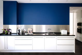 ROOMMATES, Düsseldorf, Katharina Hagemann, Grafik Designer, Nicola Warnholtz, Interior Designer digitale Bildbearbeitung, digitale Ansichten, Farbberatung, farbliche Raumkonzepte, farbige Küchen-wandgestaltung, Wandfarbe Blau, Little Greene, Wandfarbe 22V06